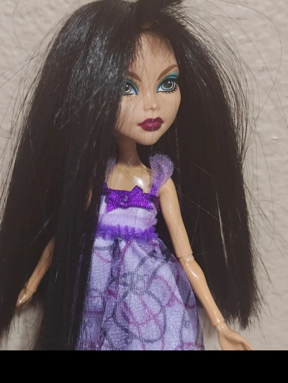 Beautiful 2008 Monster High Cleo de Nile With Purple Outfit